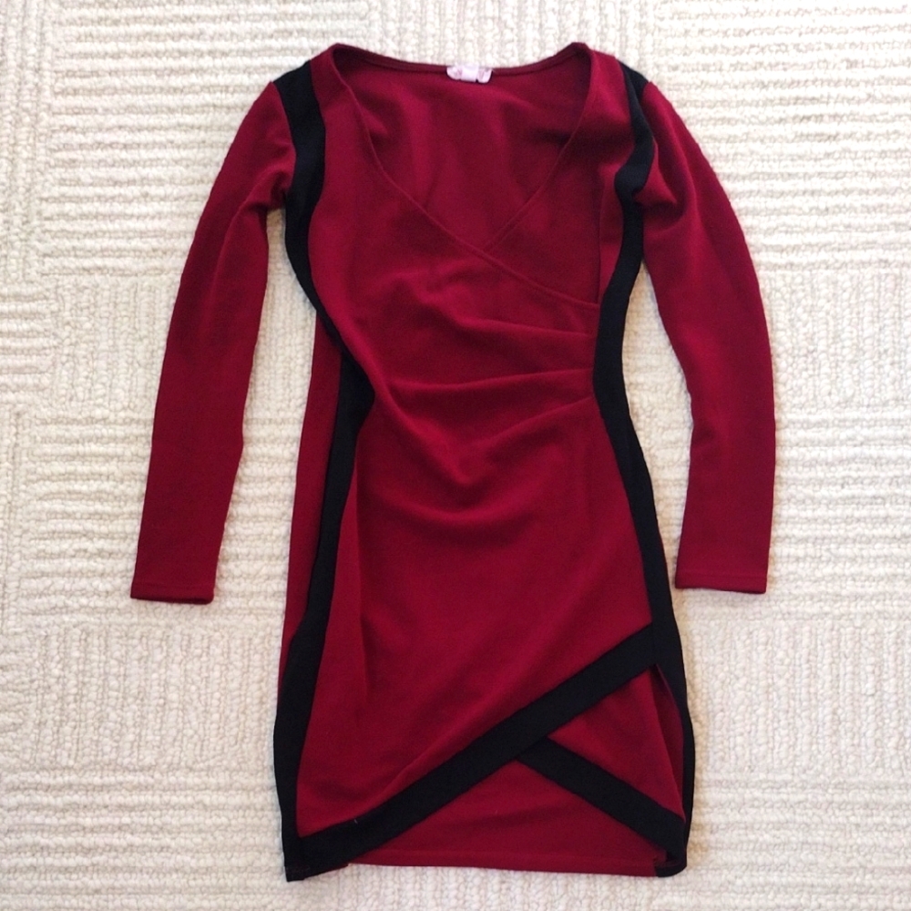 a'gaci Burgundy and Black Long Sleeve Dress